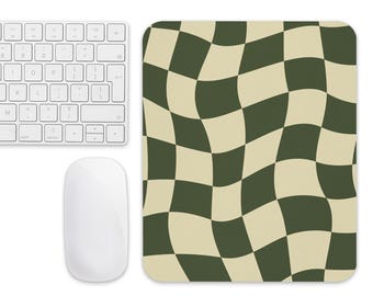 Peut inclure: Un ensemble informatique comprenant un clavier blanc, une souris blanche et un tapis de souris rectangulaire. Le tapis de souris présente un motif de damier ondulé vert olive et beige. Le clavier a une disposition standard.