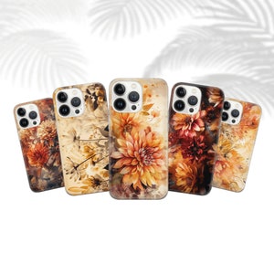 Puede incluir: Cinco fundas para iPhone diferentes con diseños florales. Las fundas presentan una variedad de flores, incluyendo dalias, rosas y margaritas. Las fundas son todas en tonos de marrón, naranja y amarillo.