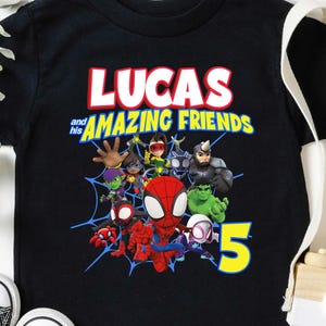 Puede incluir: Una taza de cer&aacute;mica blanca con un asa negra y el texto "But First, Coffee" en un estilo manuscrito. La taza est&aacute; sobre una superficie blanca. La taza mide aproximadamente 10 cm de alto.