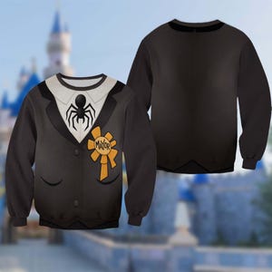 K&ouml;nnte beinhalten: Ein schwarzes Sweatshirt mit einem Aufdruck, der einen Anzug, ein wei&szlig;es Hemd und ein goldenes "Mayor"-Band imitiert. Auf der Brust befindet sich eine schwarze Spinne. Die R&uuml;ckseite des Sweatshirts ist einfarbig schwarz.