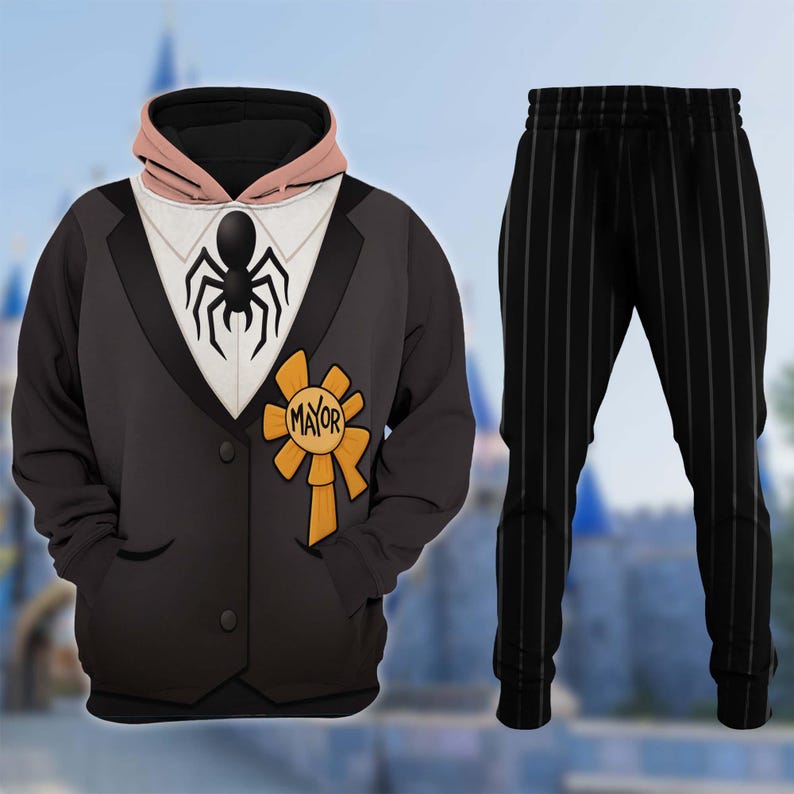 K&ouml;nnte beinhalten: Ein zweiteiliges Outfit mit einem schwarz-grauen Kapuzenpullover und einer passenden Hose. Der Kapuzenpullover hat eine Spinnengrafik auf der Brust, eine "Mayor"-Plakette und eine rosa Kapuze. Die Hose ist schwarz mit vertikalen grauen Streifen.