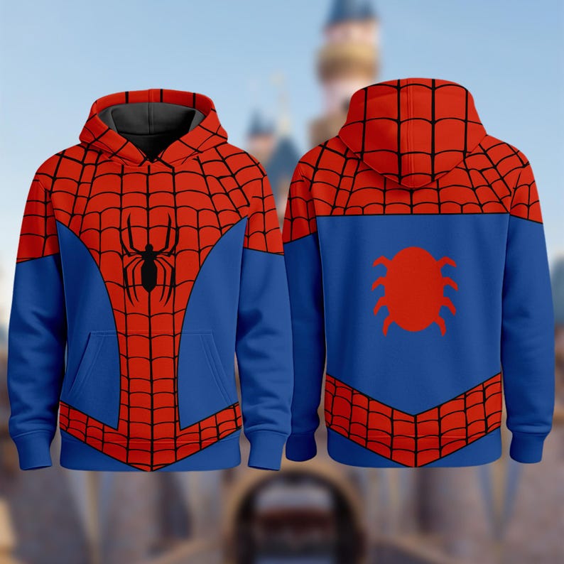 Puede incluir: Una sudadera con capucha de Spider-Man azul y roja con un dise&ntilde;o de telara&ntilde;a negra y un emblema de ara&ntilde;a negra en la parte delantera. La parte trasera de la sudadera tiene un emblema de ara&ntilde;a roja sobre un fondo azul. La sudadera tiene un interior gris.