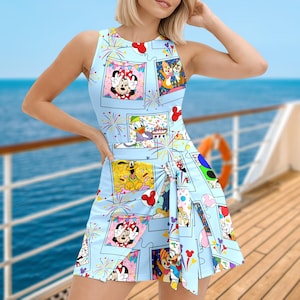 K&ouml;nnte beinhalten: Hellblaues &auml;rmelloses Kleid mit einer Collage von Disney-Charakteren in gerahmten Bildern. Minnie Mouse, Donald Duck, Chip und Chap und Pluto geh&ouml;ren zu den Charakteren. Das Kleid hat einen plissierten Rock und ist mit Feuerwerk und Luftballons verziert.