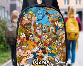 Personaliseer de rugzak van de collectie met alle personages, de fles van de cartoonfilm, de lunchtas van de Magische Wereld, de tas met volledige print van Back To School-personages