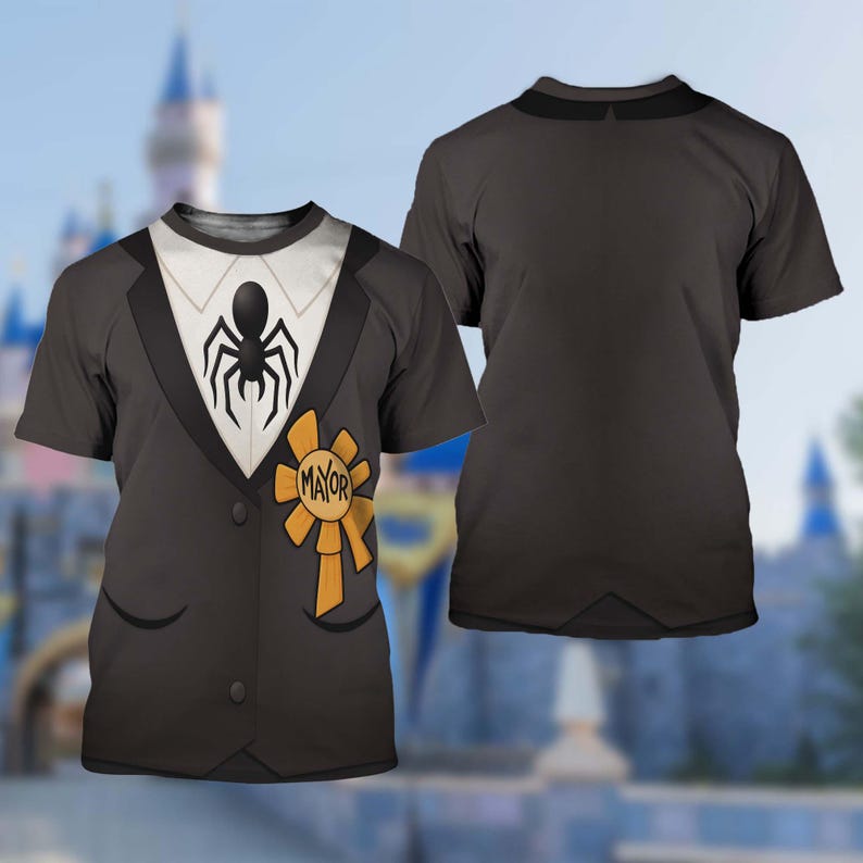 K&ouml;nnte beinhalten: Dunkelgraues T-Shirt mit einem Aufdruck eines schwarzen Anzugs, wei&szlig;en Hemdes, schwarzer Spinne und goldener "Mayor"-Plakette. Die R&uuml;ckseite ist schlicht dunkelgrau. Das Design &auml;hnelt einem formellen Outfit.