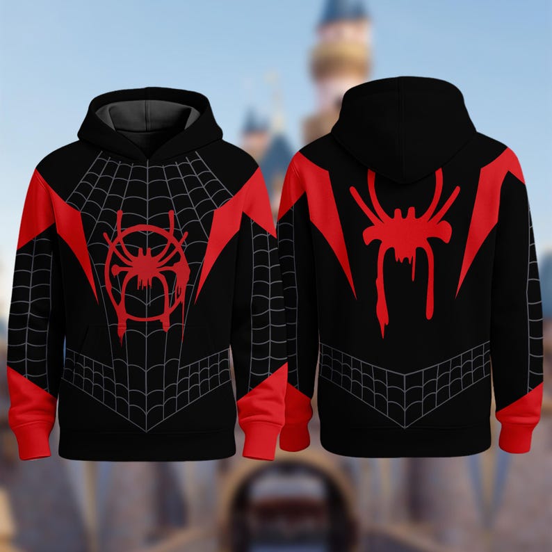 Puede incluir: Sudadera con capucha negra con un dise&ntilde;o rojo con tem&aacute;tica de ara&ntilde;a. La parte delantera presenta un emblema de ara&ntilde;a roja y un patr&oacute;n de telara&ntilde;a, con detalles rojos en los hombros y las mangas. La parte trasera muestra un gran emblema de ara&ntilde;a roja.