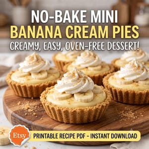 Może przedstawiać: Mini tarty z kremem bananowym ze złocistym spodem, żółtym nadzieniem, plasterkami banana i bitą śmietaną. Tekst: NO-BAKE MINI BANANA CREAM PIES CREAMY, EASY, OVEN-FREE DESSERT! oraz Etsy PRINTABLE RECIPE PDF - INSTANT DOWNLOAD.