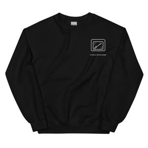 Könnte beinhalten: Ein schwarzes Langarm-Sweatshirt mit Rundhalsausschnitt und einer kleinen weißen Grafik auf der linken Brust. Die Grafik zeigt ein stilisiertes medizinisches Instrument in einem versiegelten Beutel mit dem Text STERILE PROCESSING in Weiß.