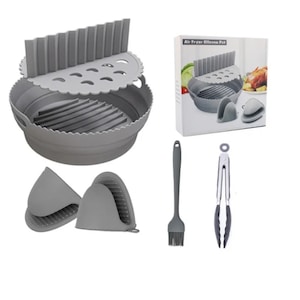 Può includere: Un set di utensili da cucina in silicone grigio per friggitrici ad aria. Il set include una pentola in silicone con coperchio, due guanti in silicone, uno spazzolino in silicone e una pinza in metallo con punte in silicone. La scatola dice "Air Fryer Silicone Pot".