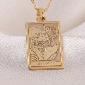 Colar de tarô The Lovers de ouro maciço 14K, presente de tarô para casal, pingente de ouro Skeleton Lovers, pingente de tarô de prata, presente de joia romântica