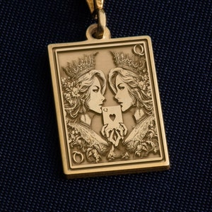 14K gouden aas van koninginnen WLW-hangerketting, speelkaart twee koningin, LGBTQ-sieradencadeau, gepersonaliseerde zilveren queer Pride-cadeaus voor haar