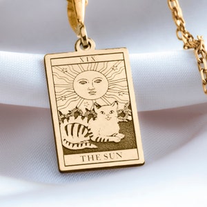 Collana con la carta dei tarocchi del Sole in oro 14 carati, ciondolo rettangolare con i tarocchi in argento, collana con il Sole e il Gatto, gioiello stravagante con il Gatto che ama il Sole per gli amanti dei gatti.