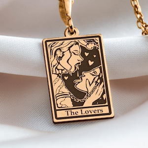Colgante de Carta del Tarot de los Enamorados en Oro Macizo de 14 K - Orgullo de Lujo y Talismán Arcano