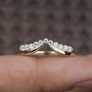 Chevron Wedding Band, 14K Curved Moissanite / Lab Diamond Band, Dainty Stackable Ring, Bridal Matching Band, Anniversary Band Ring for Women