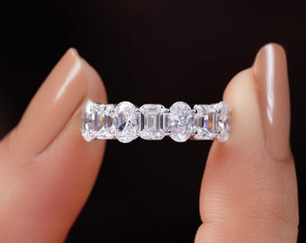 Anello a mezza eternità con moissanite ovale e smeraldo alternati e diamanti da laboratorio
