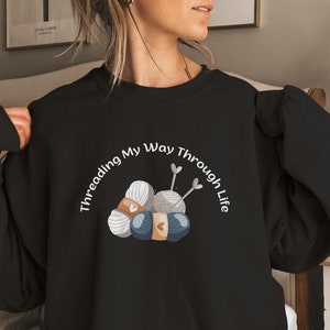 Sudadera divertida de crochet para amantes de los hilos, camisa de punto con cuello redondo, regalo para crocheter, suéter de manualidades para mujeres, sudadera de pasatiempo