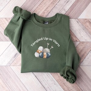 Sudadera para amantes del hilo, suéter divertido para tejer, cuello redondo, acogedor, regalo para mujeres, suéter para pasatiempos, atuendo para amantes de las manualidades, idea de regalo