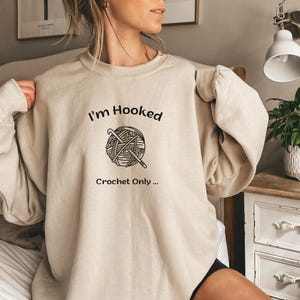 Sudadera para amantes del crochet, suéter divertido de cuello redondo para tejer, suéter acogedor para mujeres, suéter para aficionados, regalo único