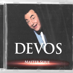 Könnte beinhalten: CD-Hülle mit einem Porträt eines Mannes im Anzug, der hinter einem dunklen Vorhang hervorschaut. Der Name "DEVOS" ist in Weiß dargestellt, darunter "MASTER SERIE". Die Hülle hat einen rotbraunen Farbverlauf.