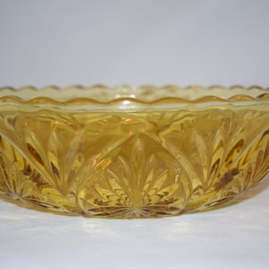 Vintage Anchor Hocking Honey Amber Starburst Medallion 8 Inch Serving Bowl