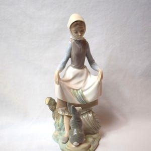 Vintage Lladro Rabbit&#39;s Food Girl Feeding Rabbit Retired #4826 Spain No Box