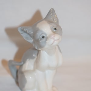 Lladro Feed Me #5113 Porcelain Cat Figurine No Box