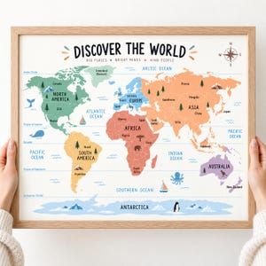 Pode incluir: Um mapa-múndi emoldurado com o título DISCOVER THE WORLD e o subtítulo BIG PLACES BRIGHT MINDS KIND PEOPLE. O mapa apresenta continentes coloridos, países rotulados, oceanos e pequenas ilustrações de animais, árvores e navios.