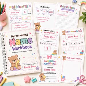 Może przedstawiać: Personalizowany zeszyt ćwiczeń dla dzieci w oprawie spiralnej z ilustracją misia na okładce. Zestaw zawiera wiele arkuszy ćwiczeń w pastelowych kolorach, grafikami misiów oraz tekstami takimi jak All About Me, My Birthday, Write My Name, How Many Letters Are in My Name, Cut and Arrange My Name oraz certyfikat ukończenia.