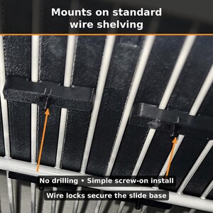 Pu&ograve; includere: Staffe di montaggio in plastica nera fissate su scaffalature in filo metallico bianco. Le scritte indicano: Mounts on standard wire shelving, No drilling &bull; Simple screw-on install e Wire locks secure the slide base. Frecce arancioni indicano l'hardware di montaggio.