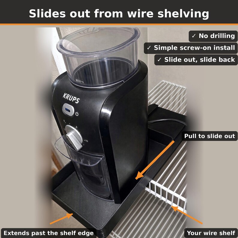 Pu&ograve; includere: Un vassoio scorrevole nero per un macinacaff&egrave; Krups su una scaffalatura in filo metallico bianco. Il testo include: Slides out from wire shelving, No drilling, Simple screw-on install, Slide out, slide back, Pull to slide out, Extends past the shelf edge, Your wire shelf.