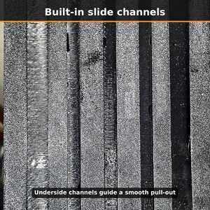 Pu&ograve; includere: Una superficie nera con canali di scorrimento integrati e una finitura testurizzata. L'immagine include il testo Built-in slide channels e Underside channels guide a smooth pull-out, evidenziando il design funzionale del componente.