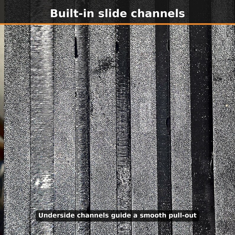 Pu&ograve; includere: Una superficie nera con canali di scorrimento integrati e una finitura testurizzata. L'immagine include il testo Built-in slide channels e Underside channels guide a smooth pull-out, evidenziando il design funzionale del componente.