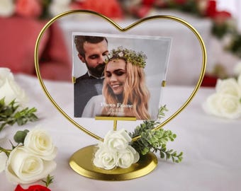 Marco de fotos metálico dorado en forma de corazón con rosas