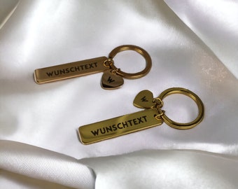 Llavero personalizado, metal dorado, nombres e iniciales