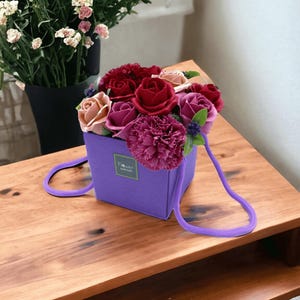 Bouquet di fiori di sapone, regalo di compleanno per il giardino di fiori viola