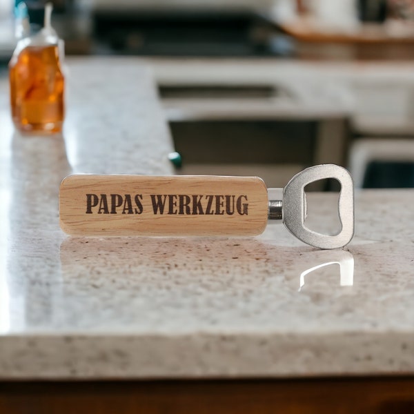 The wooden beer bottle opener with the texts PAPAS WERKZEUG