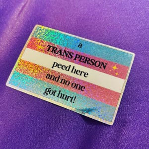 Pegatina "Una persona trans orinó aquí"