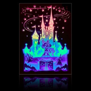 Könnte beinhalten: Eine farbenfrohe 3D-Papierkunst-Leuchtfigur von Mickey Mouse als Zauberer, der vor einem Schloss mit einem Drachen und Sternen steht. Das Schloss ist mit einem Regenbogen aus Farben beleuchtet.