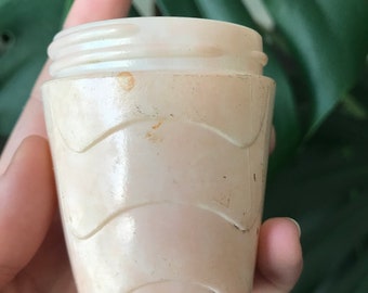 Roze melkglazen make-uppotje uit de jaren 1920