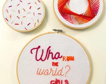 Feministisches Stickdateien Set – Wer regiert die Welt? Girls – Einzigartige, handgestickte Wandkunst
