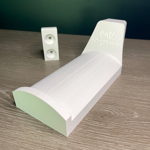 Wieszak na deskę do gry w cornhole montowany na ścianie: ekspozycja pojedyncza lub podwójna