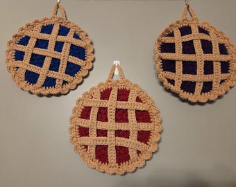 Handgemaakte gehaakte pannenlappen met bessentaart | Grillig keukendecor, op fruit geïnspireerde hotpads