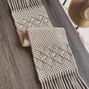 Bieżnik makramowy z frędzlami – dekoracja stołu z bawełny w stylu boho – ręcznie robiony bieżnik w stylu rustykalnym – rustykalny styl stołu jadalnego i konsoli
