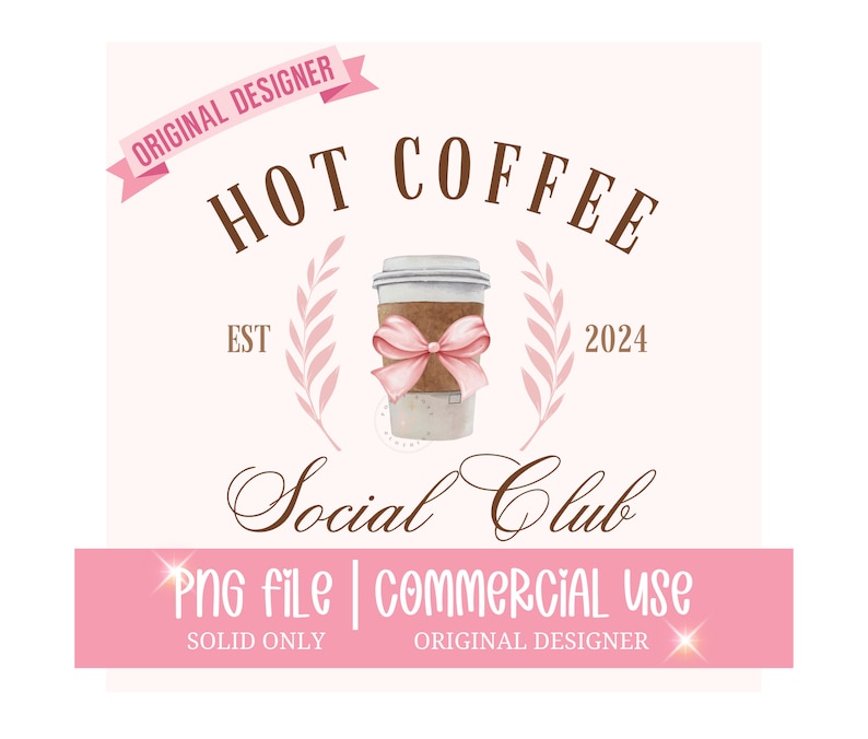 Pu&ograve; includere: Un design di logo rosa e marrone per un club di caff&egrave; chiamato "Hot Coffee Social Club" fondato nel 2024. Il logo presenta un'illustrazione di cartone animato di una tazza di caff&egrave; con un nastro rosa e un design di foglie rosa e marrone.