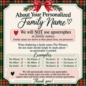 Puede incluir: Un letrero informativo rectangular con un borde de cuadros rojos y un lazo rojo en la parte superior. El texto dice: About Your Personalized Family Name. We will NOT use apostrophes in family names. Los ejemplos muestran formas plurales.