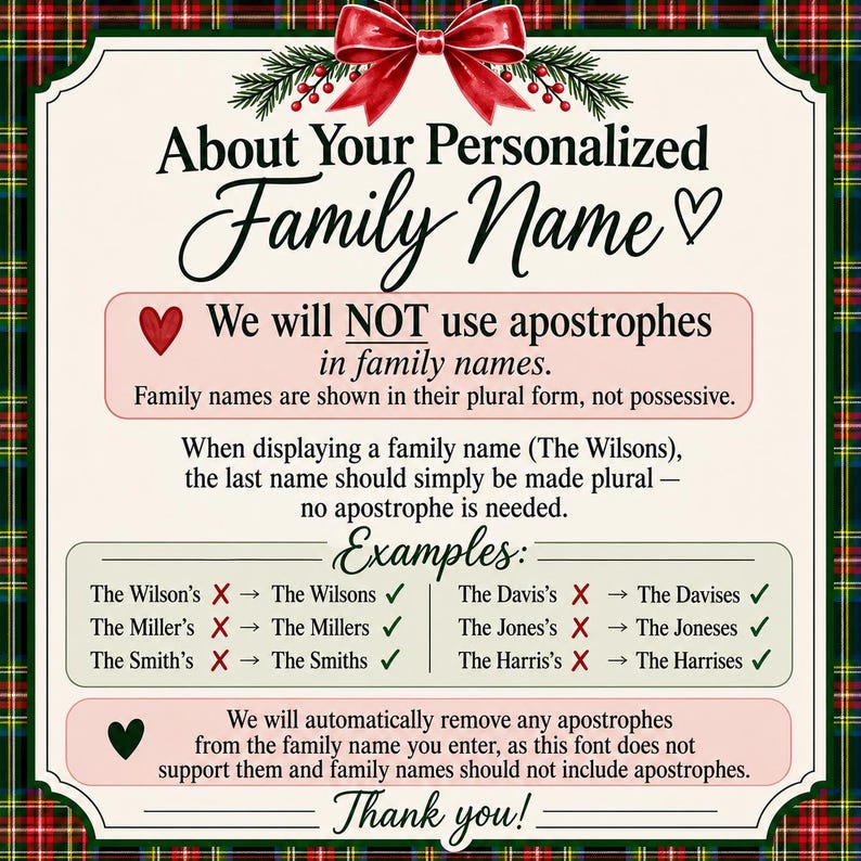 Puede incluir: Un letrero informativo rectangular con un borde de cuadros rojos y un lazo rojo en la parte superior. El texto dice: About Your Personalized Family Name. We will NOT use apostrophes in family names. Los ejemplos muestran formas plurales.