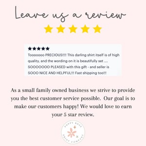 Op de afbeelding: Een roze en witte afbeelding met de tekst "Leave us a review" en vijf gele sterren. De afbeelding bevat ook een klantbeoordeling met vijf sterren en de tekst "Tooooooo PRECIOUS!!!! This darling shirt itself is of high quality, and the wording on it is beautifully set....SOOOOOOO PLEASED with this gift - and seller is SOOO NICE AND HELPFUL!!! Fast shipping too!!!". De afbeelding bevat ook de tekst "As a small family owned business we strive to provide you the best customer service possible. Our goal is to make our customers happy! We would love to earn your 5 star review." en een logo met de tekst "POPPY ROSE PRINT COMPANY".