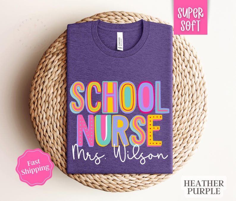 Puede incluir: Camiseta morada con el texto "School Nurse Mrs. Wilson" en letras coloridas y divertidas. La camiseta est&aacute; hecha de una tela suave y c&oacute;moda.
