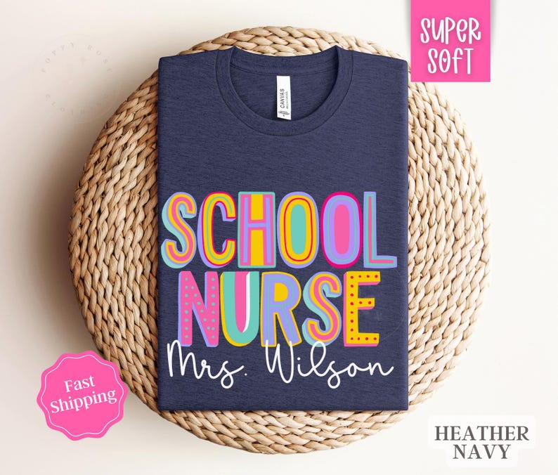 Puede incluir: Una camiseta azul marino con el texto "School Nurse Mrs. Wilson" en letras coloridas y divertidas. La camiseta est&aacute; hecha de una tela suave y c&oacute;moda.