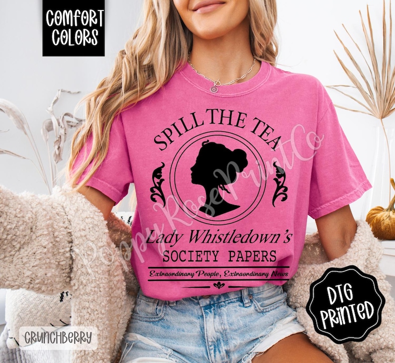 Pu&ograve; includere: Una maglietta Comfort Colors rosa con la scritta "Spill the Tea" e la silhouette del profilo di una donna. La maglietta presenta anche la scritta "Lady Whistledown's Society Papers" e "Extraordinary People, Extraordinary News."